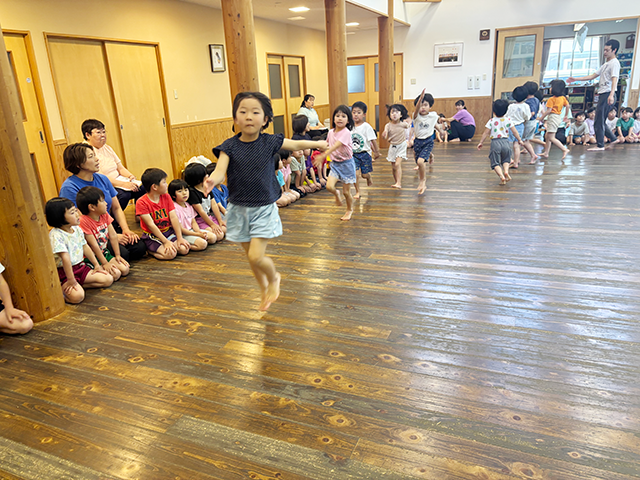 走る跳ぶ