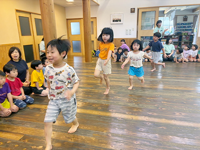 走る跳ぶ